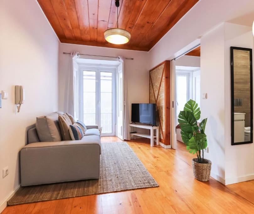 Portucale ! Campo Ourique Design W/ Balcony Apartment