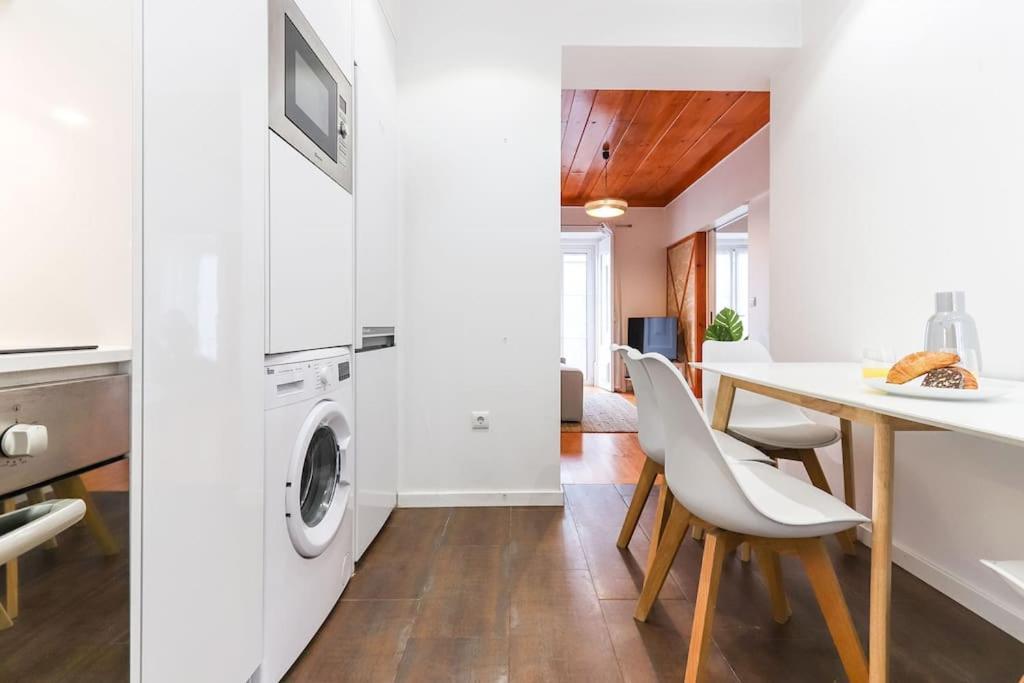 Portucale ! Campo Ourique Design W/ Balcony Apartment *